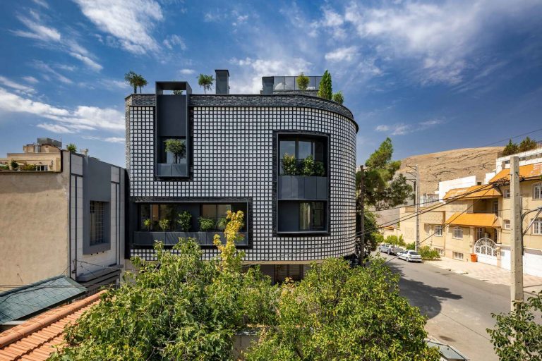 آپارتمان در مسیر باد